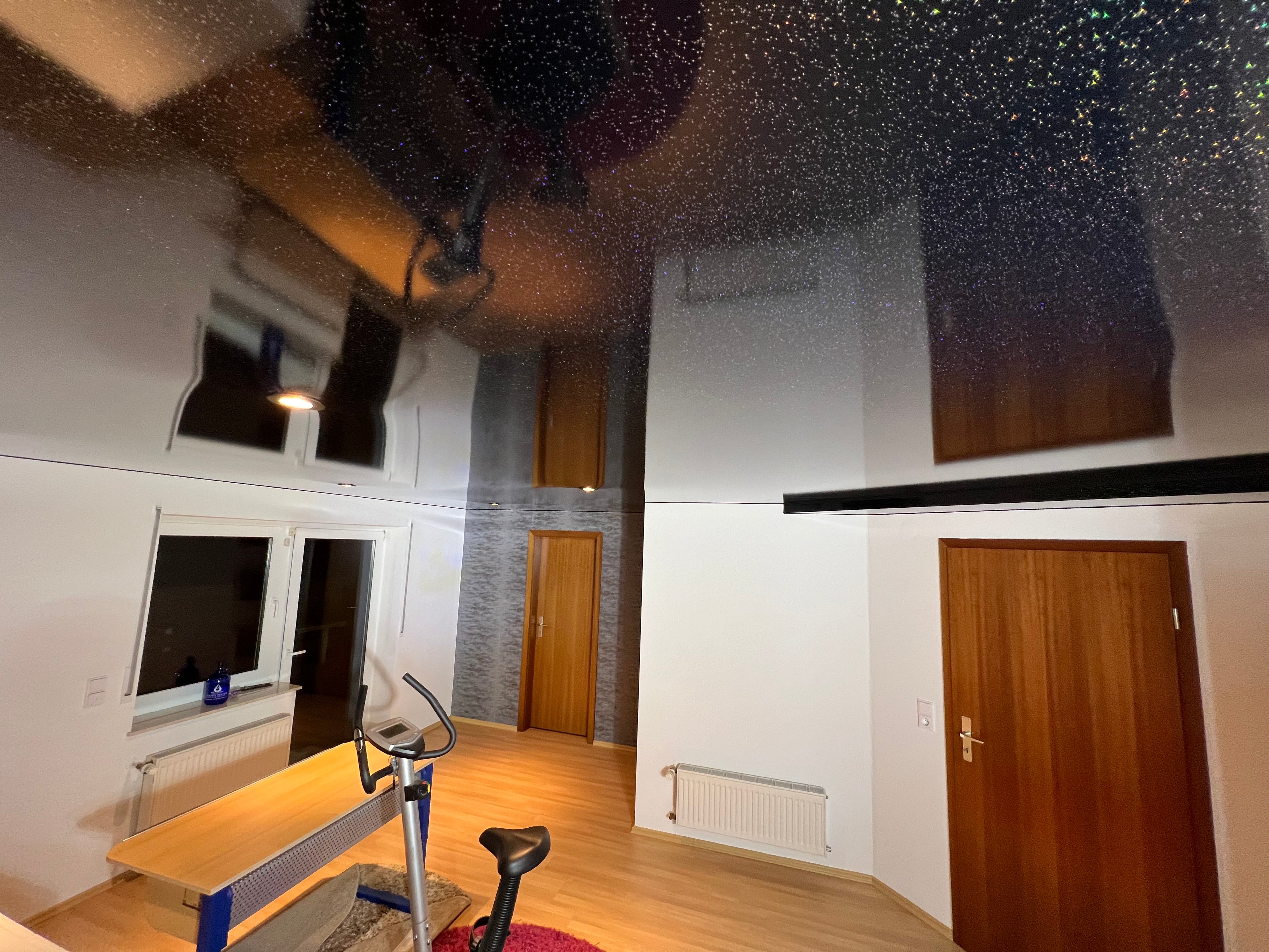 Glänzende schwarze Spanndecke im glänzenden Stil, modern, im Arbeitszimmer