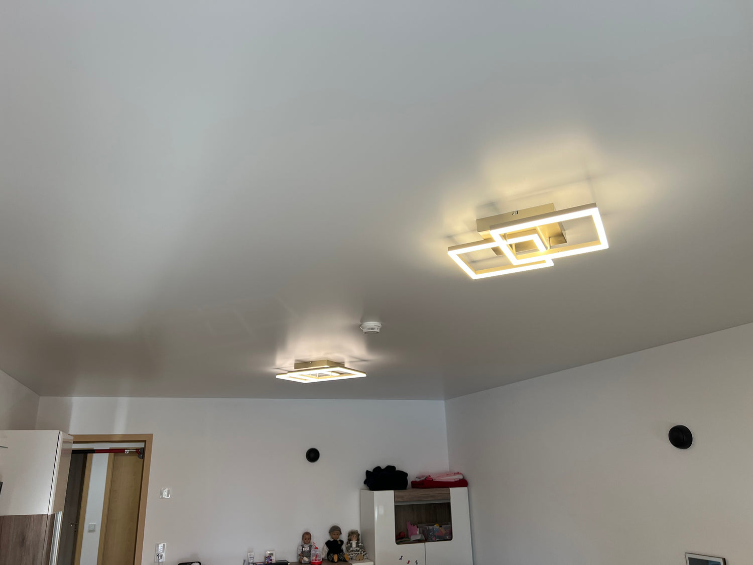 matt-weiße moderne Spanndecke im Wohnzimmer, modern, schlicht
